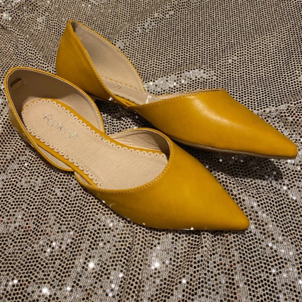 Cute yellow flats